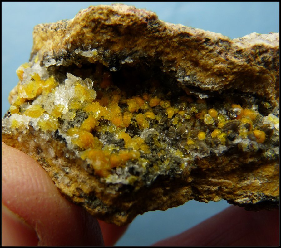 Boltwoodite and Calcite
66 x 45 x 23 mm
(Autor: Pierre Joubert)