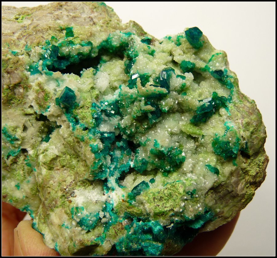 Dioptase and calcite
91 x 63 x 36 mm
(Autor: Pierre Joubert)