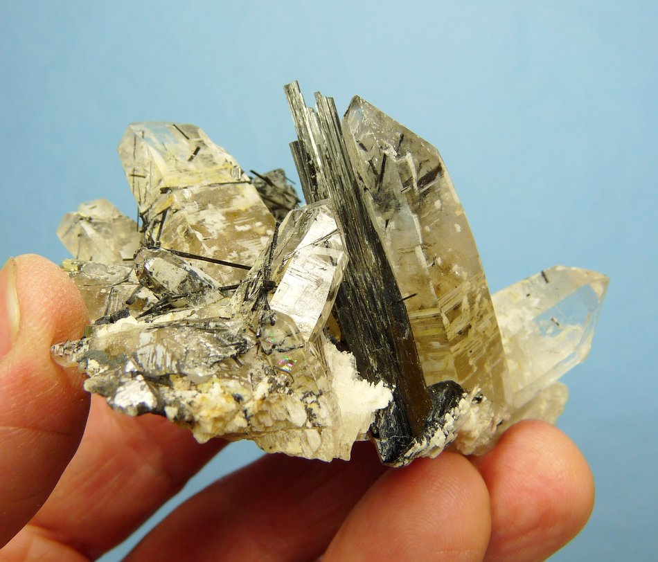 Foitite (Tourmaline Group) in and on Quartz and feldspar
82 x 49 x 38 mm
(Autor: Pierre Joubert)