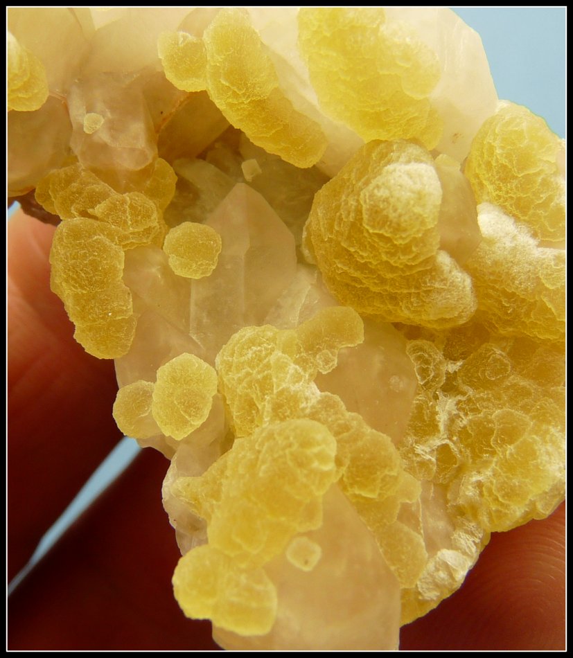 Fluorite on Quartz
61 x 37 x 25 mm
(Autor: Pierre Joubert)