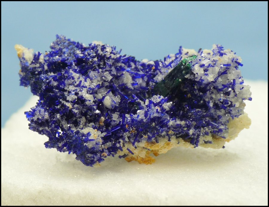 Azurite, Calcite, Malachite
28 x 18 x 12mm
(Autor: Pierre Joubert)