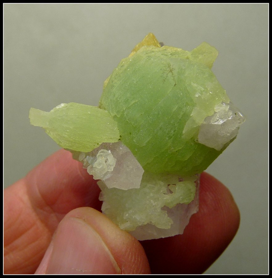 Quartz and Prehnite
35 x 32 x 27 mm
(Autor: Pierre Joubert)