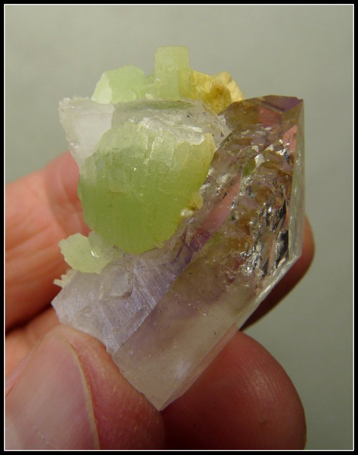Quartz and Prehnite
35 x 32 x 27 mm
(Autor: Pierre Joubert)