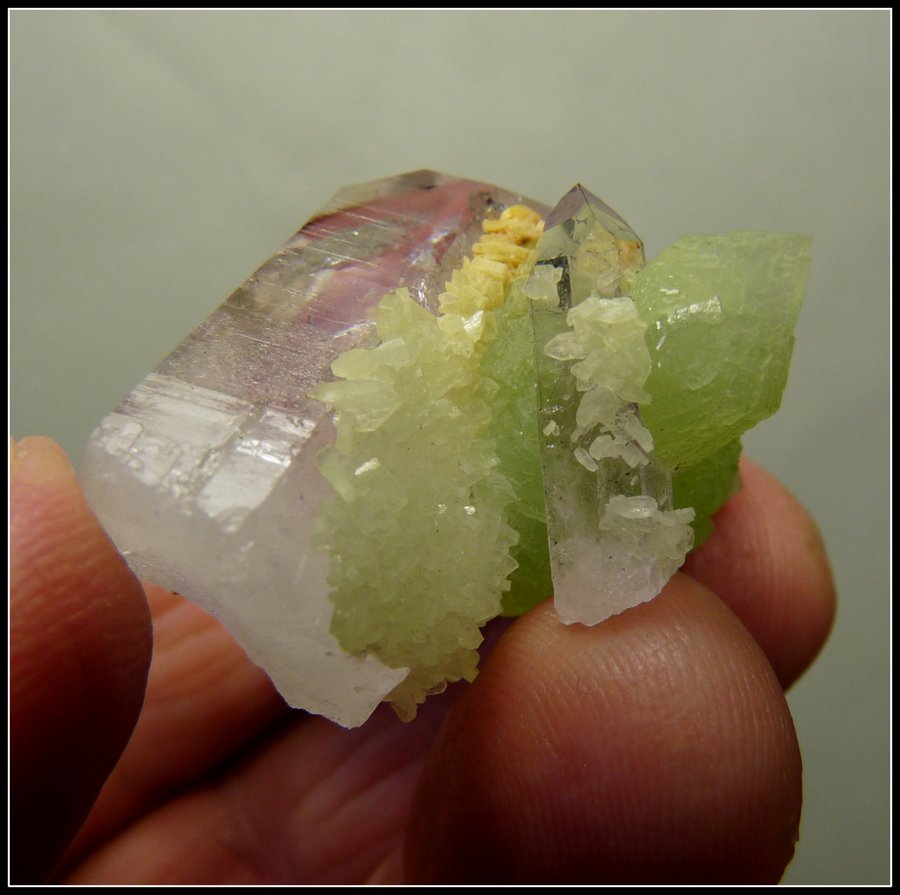 Quartz and Prehnite
35 x 32 x 27 mm
(Autor: Pierre Joubert)