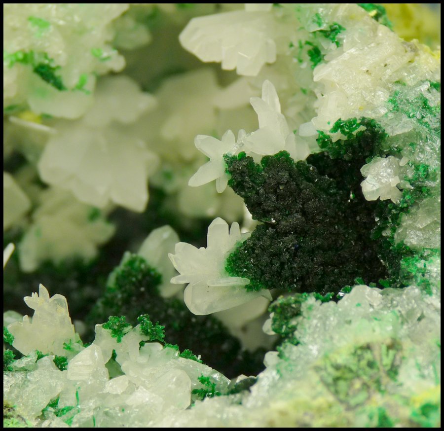 Cerussite, adamite and duftite
80 x 57 x 50 mm
(Autor: Pierre Joubert)
