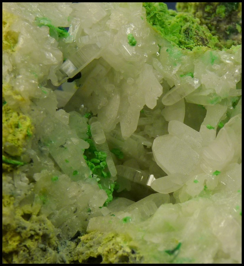 Cerussite, adamite and duftite
80 x 57 x 50 mm
(Autor: Pierre Joubert)