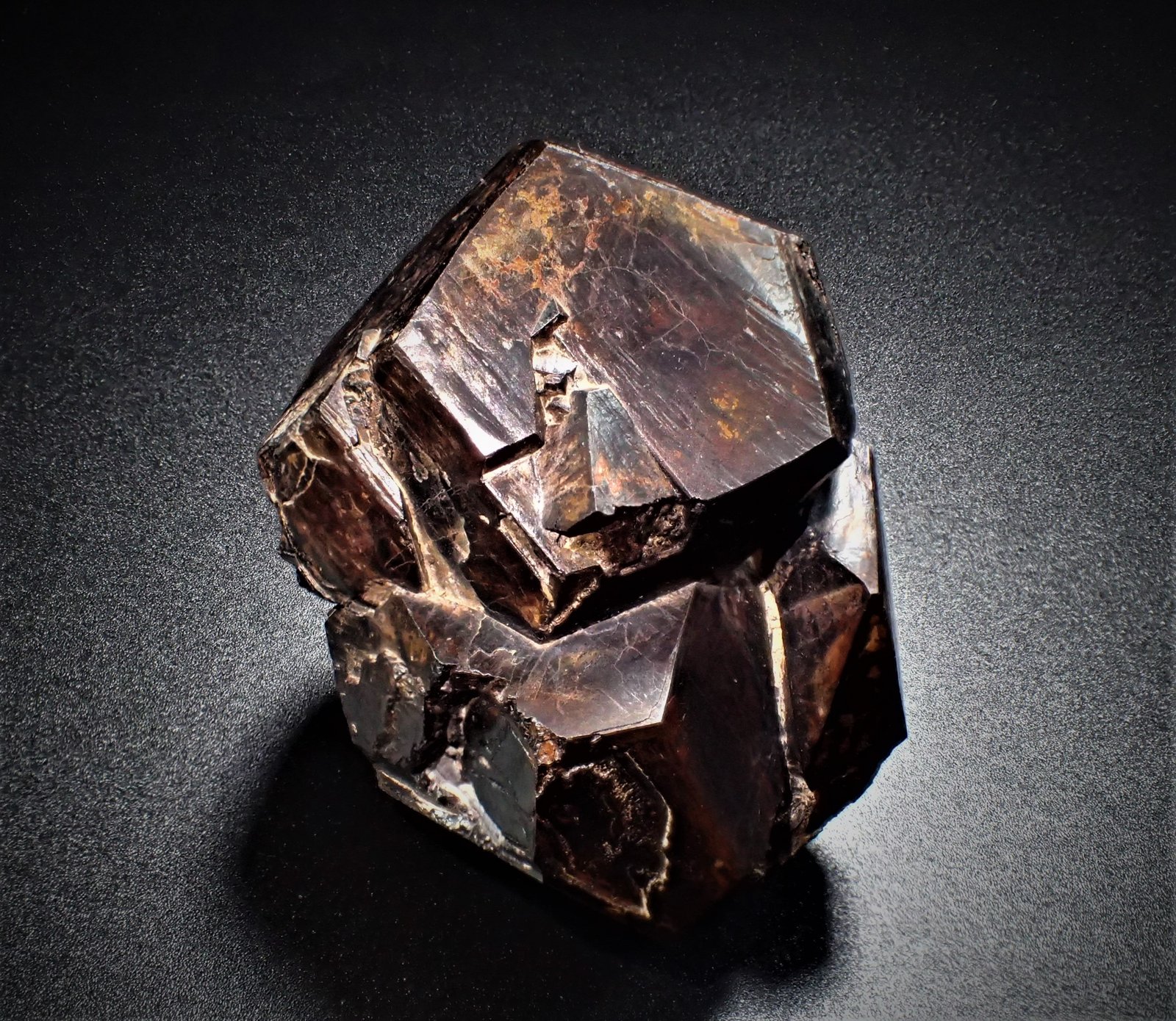 Goethite after Pyrite
54 mm x 41 mm x 34 mm
(Autor: Don Lum)
