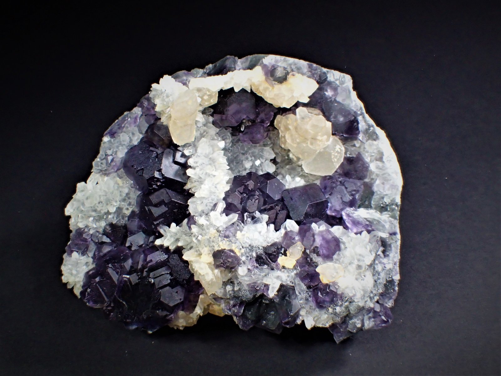 Fluorite, Quartz, Calcite
107 mm x 104 mm x 45 mm
(Autor: Don Lum)