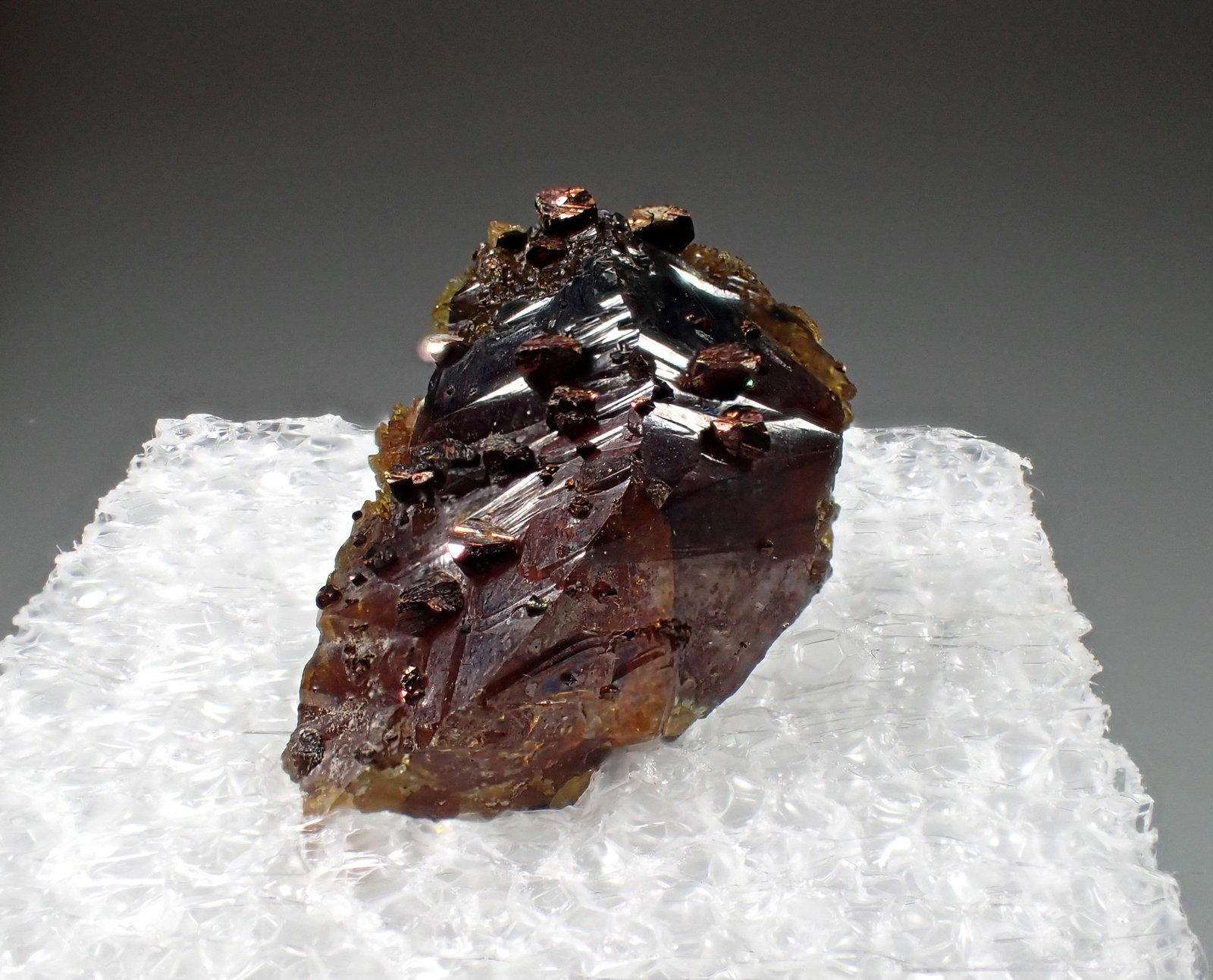 Chalcopyrite, Sphalerite
20mm x 17mm x 11mm
(Autor: Don Lum)