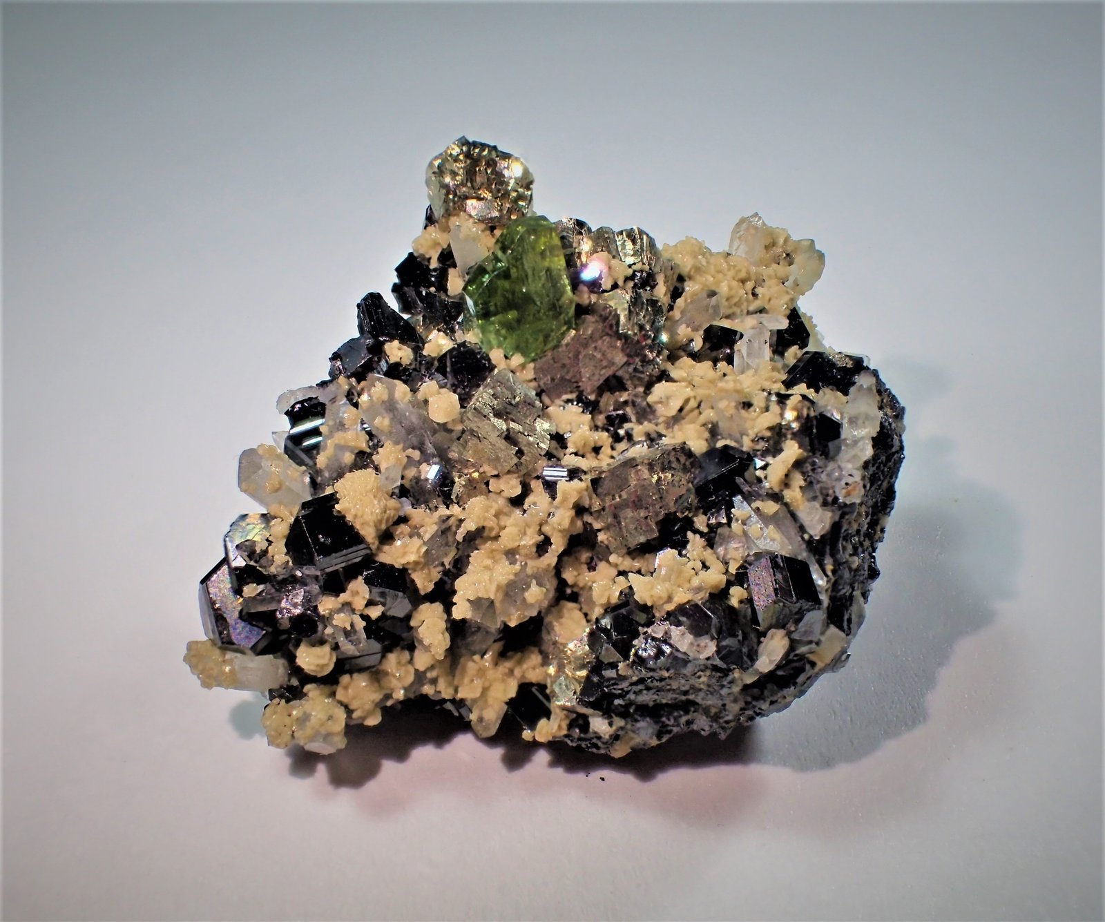Ludlamite, Sphalerite, Siderite, Pyrite, Quartz
36 mm x 29 mm x 21 mm
(Autor: Don Lum)