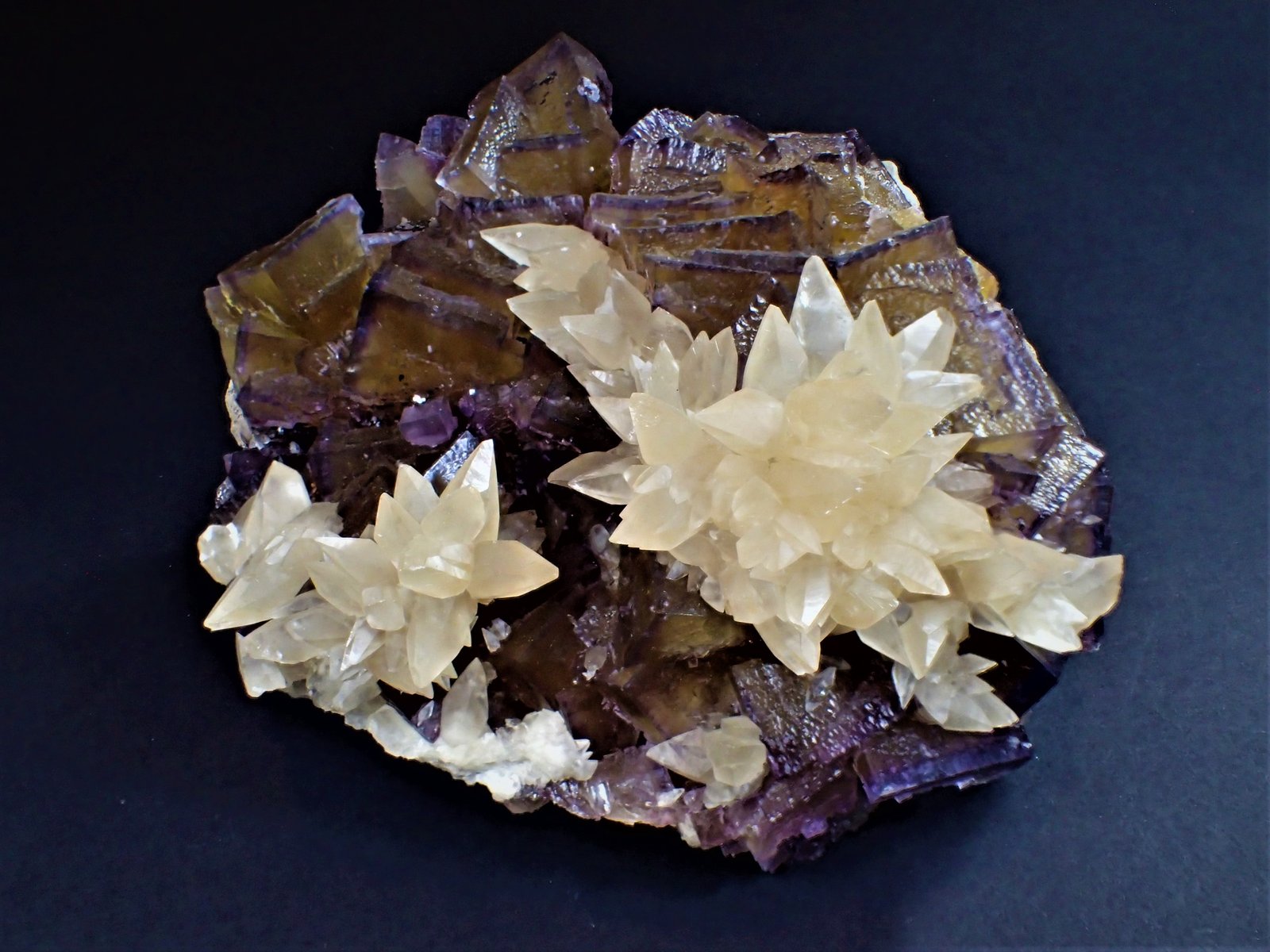 Fluorite, Calcite, Sphalerite
176 mm x 135 mm
(Autor: Don Lum)