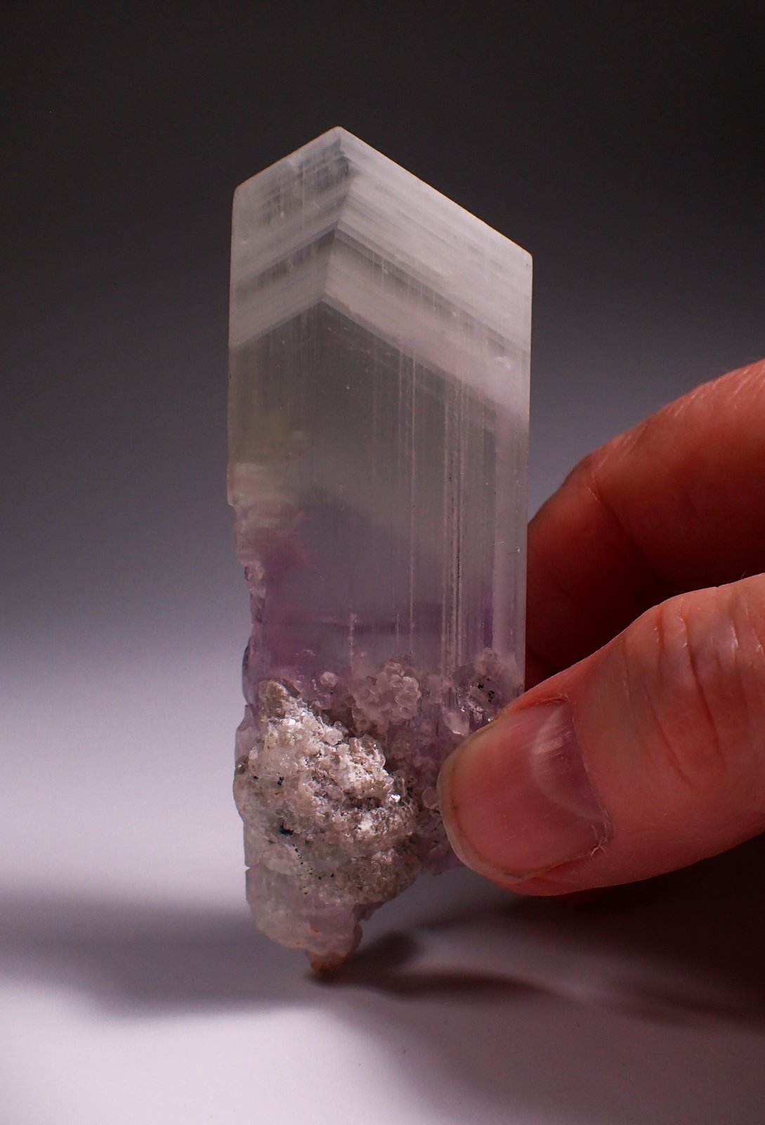 Spodumene (variety kunzite) with phantoms
85 mm x 28 mm x 21 mm
(Autor: Don Lum)