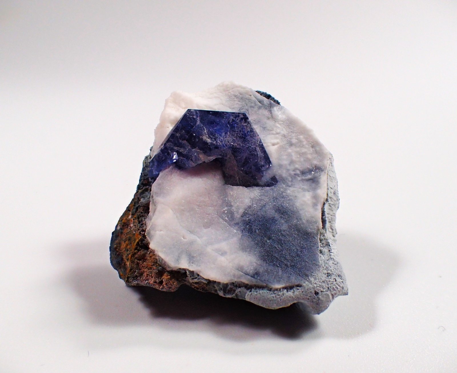 Benitoite, Natrolite
34 mm x 30 mm x 13 mm
(Autor: Don Lum)