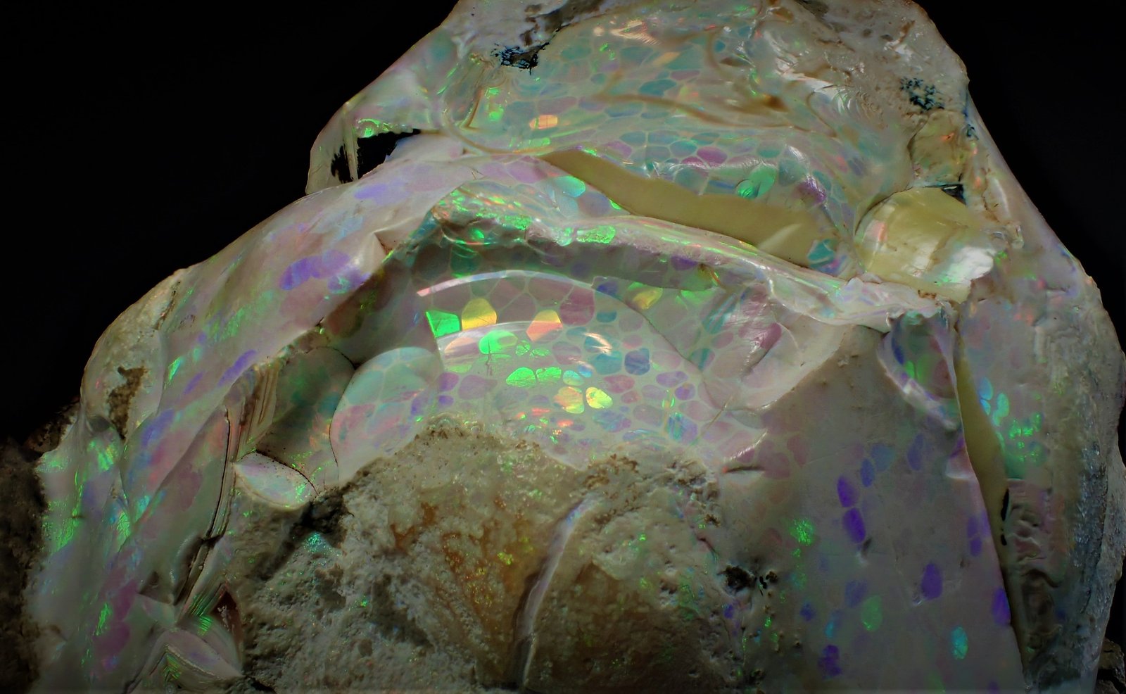 Opal
87 mm x 84 mm x 75 mm
(Autor: Don Lum)