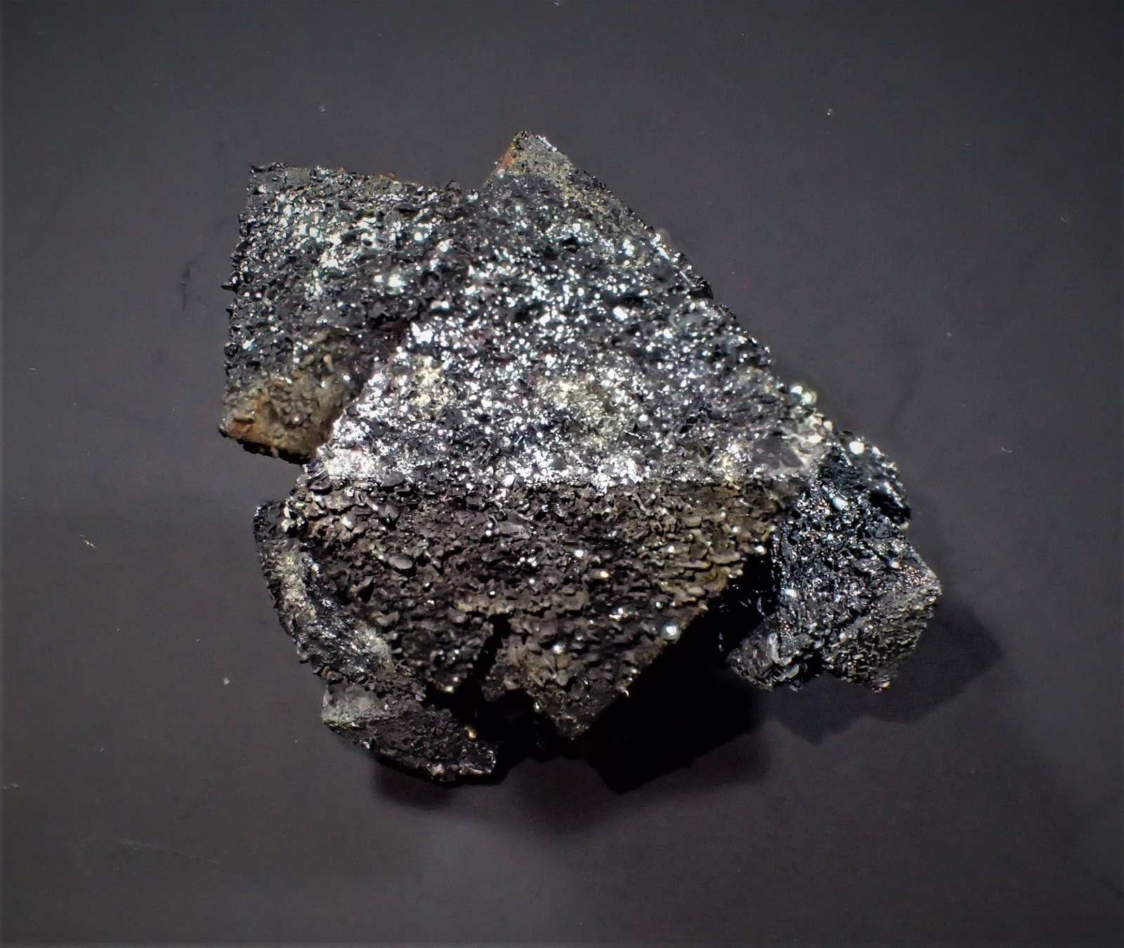 Hematite after Magnetite (variety martite)
47 mm x 41 mm x 34 mm
(Autor: Don Lum)
