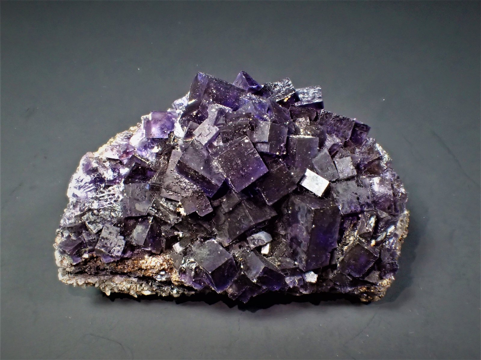 Fluorite, Sphalerite, Calcite
85 mm x 50 mm x 37 mm
(Autor: Don Lum)