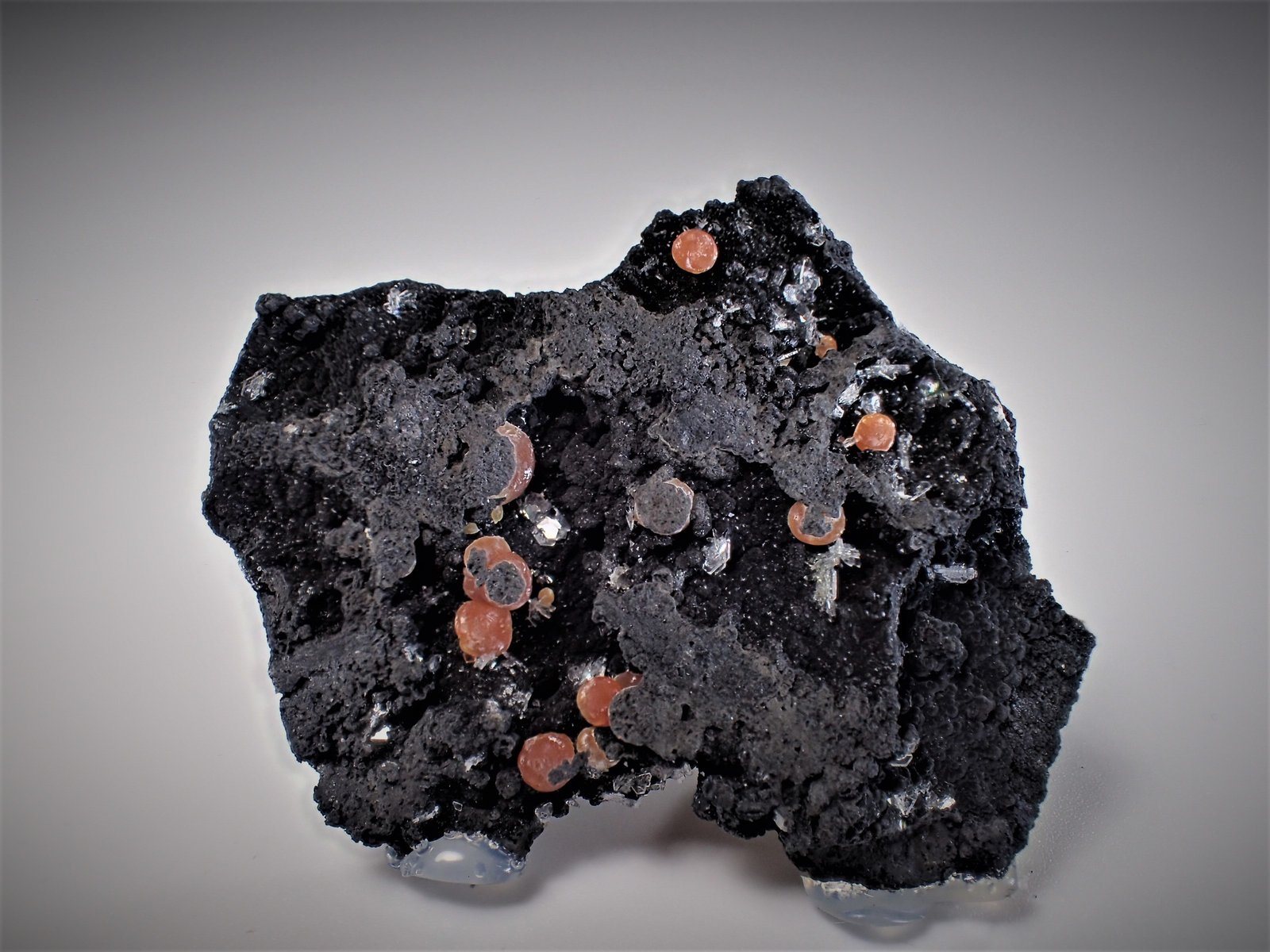 Rhodochrosite, Romanechite
48 mm x 38 mm x 8 mm
(Autor: Don Lum)