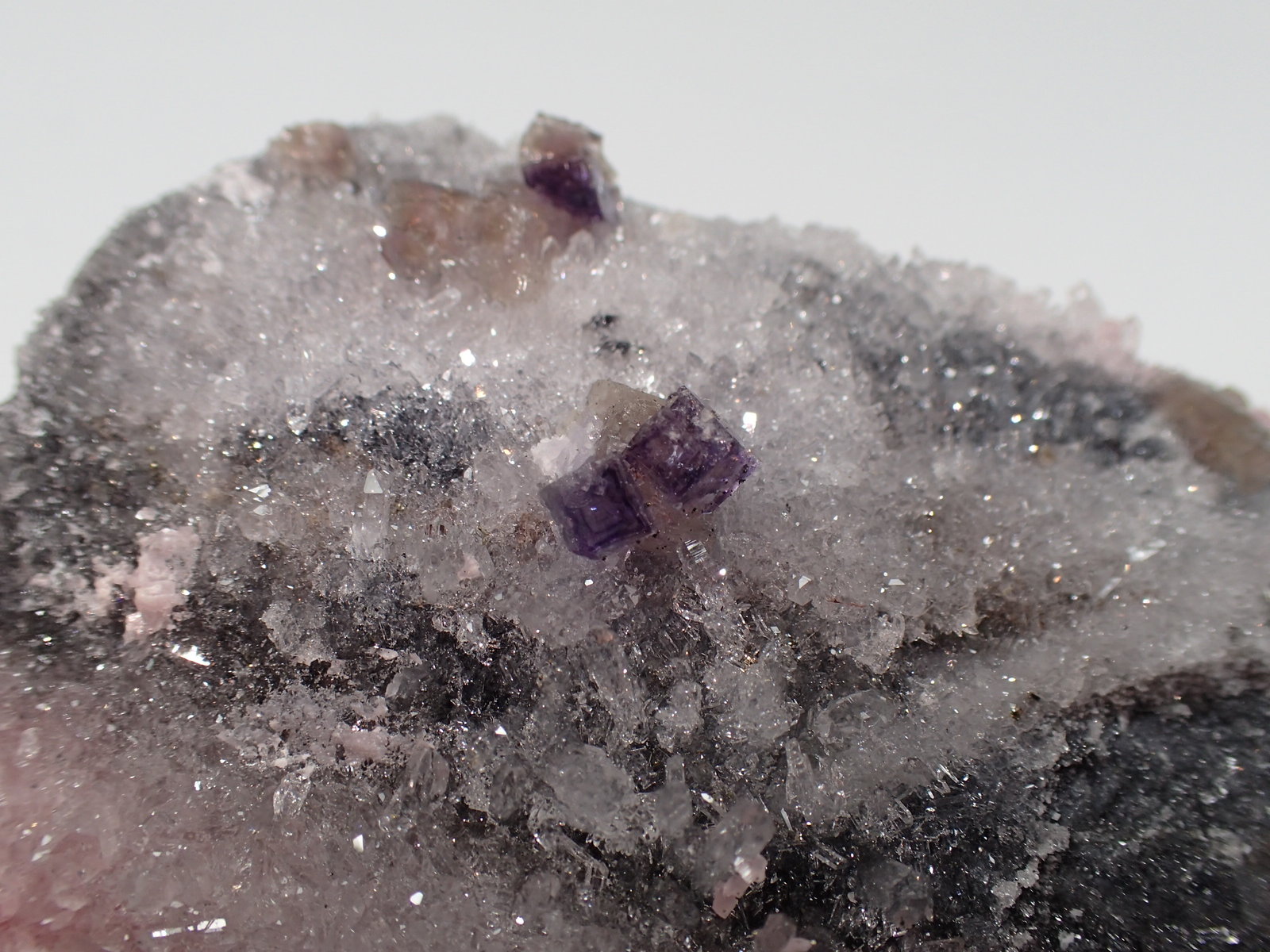 Rhodochrosite, Pyrite, Fluorite, Quartz
77 mm x 57 mm x 27 mm
(Autor: Don Lum)