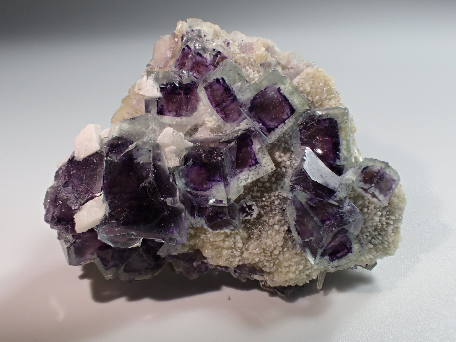 Fluorite, Quartz
40 mm x 32 mm x 21 mm
(Autor: Don Lum)