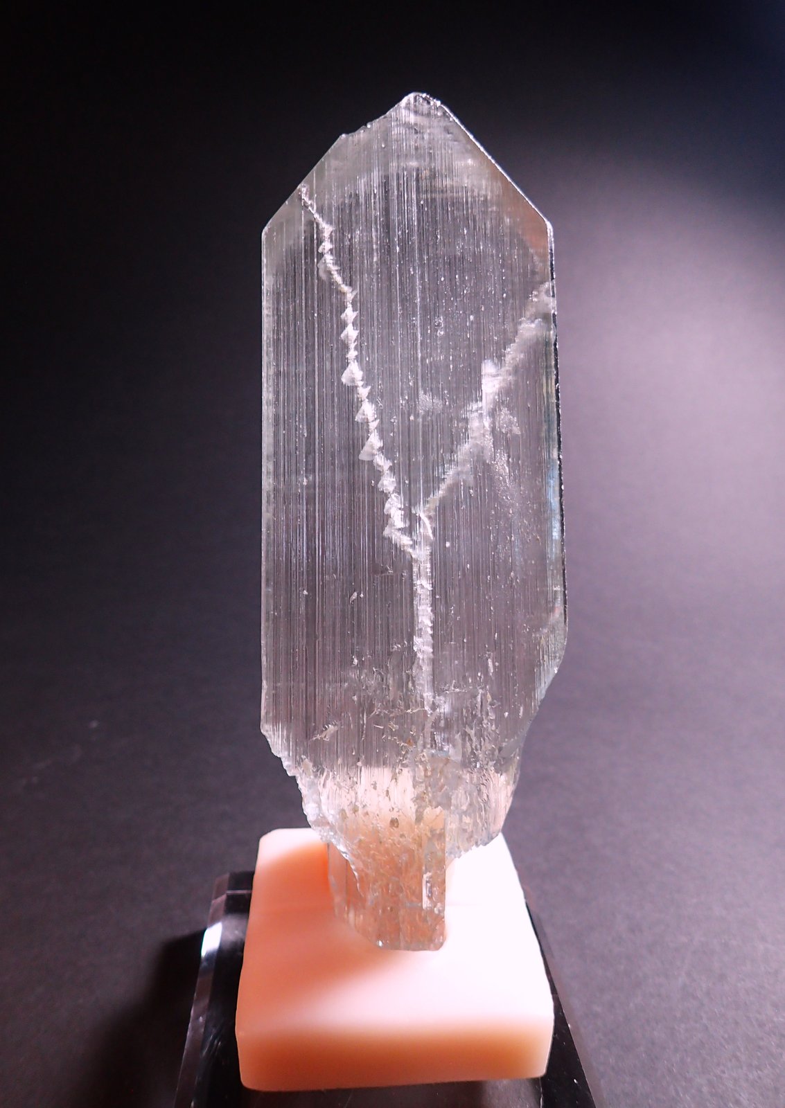 Spodumene (variety kunzite)
173 mm x 59 mm
(Autor: Don Lum)