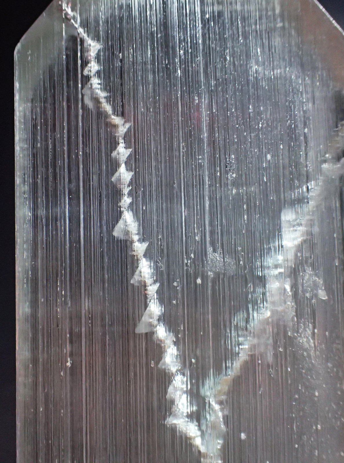 Spodumene (variety kunzite)
173 mm x 59 mm
(Autor: Don Lum)