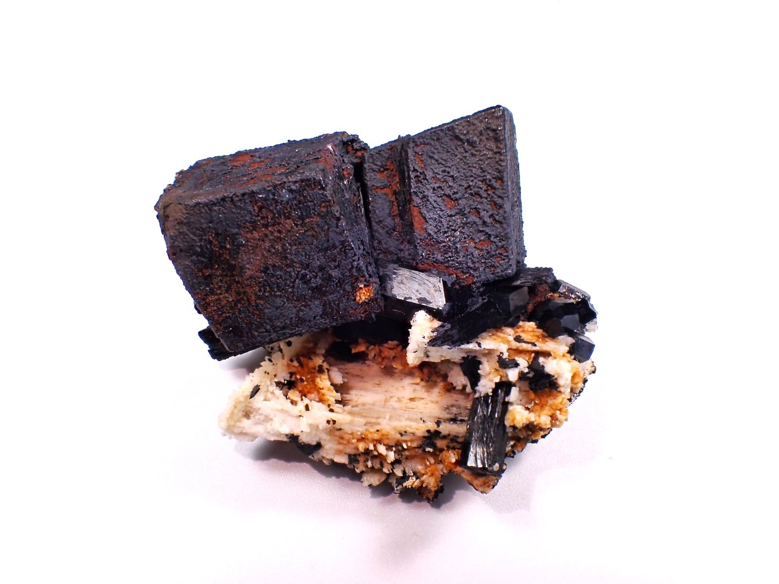 Hematite on Goethite after Siderite, Feldspar, Schorl
54 mm x 47 mm x 45 mm
(Autor: Don Lum)