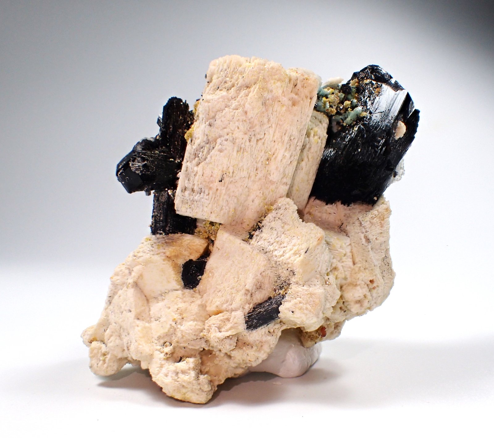Feldspar (variety Carlsbad Twin), Beryl (variety alkali beryl), Schorl, Hyalite Opal
75 mm x 62 mm x 54 mm
(Autor: Don Lum)