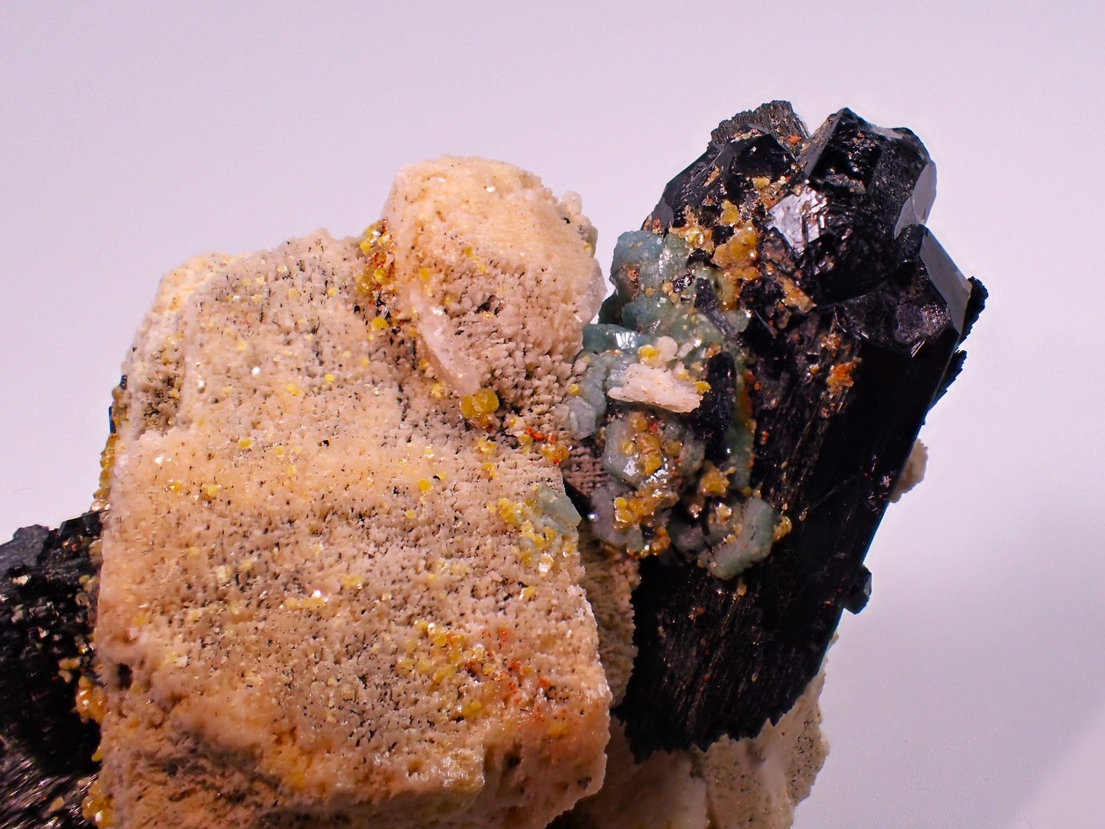Feldspar (variety Carlsbad Twin), Beryl (variety alkali beryl), Schorl, Hyalite OPal
75 mm x 62 mm x 54 mm
(Autor: Don Lum)