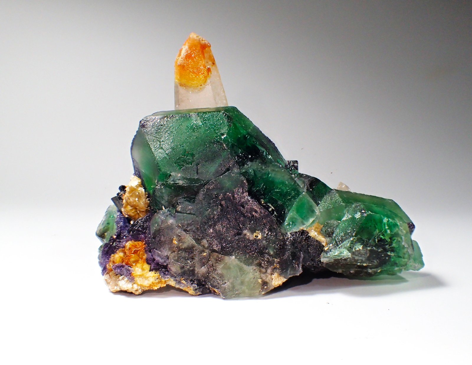 Fluorite, Muscovite, Quartz, Opal (variety hyalite)
82 mm x 53 mm x 72 mm
(Autor: Don Lum)