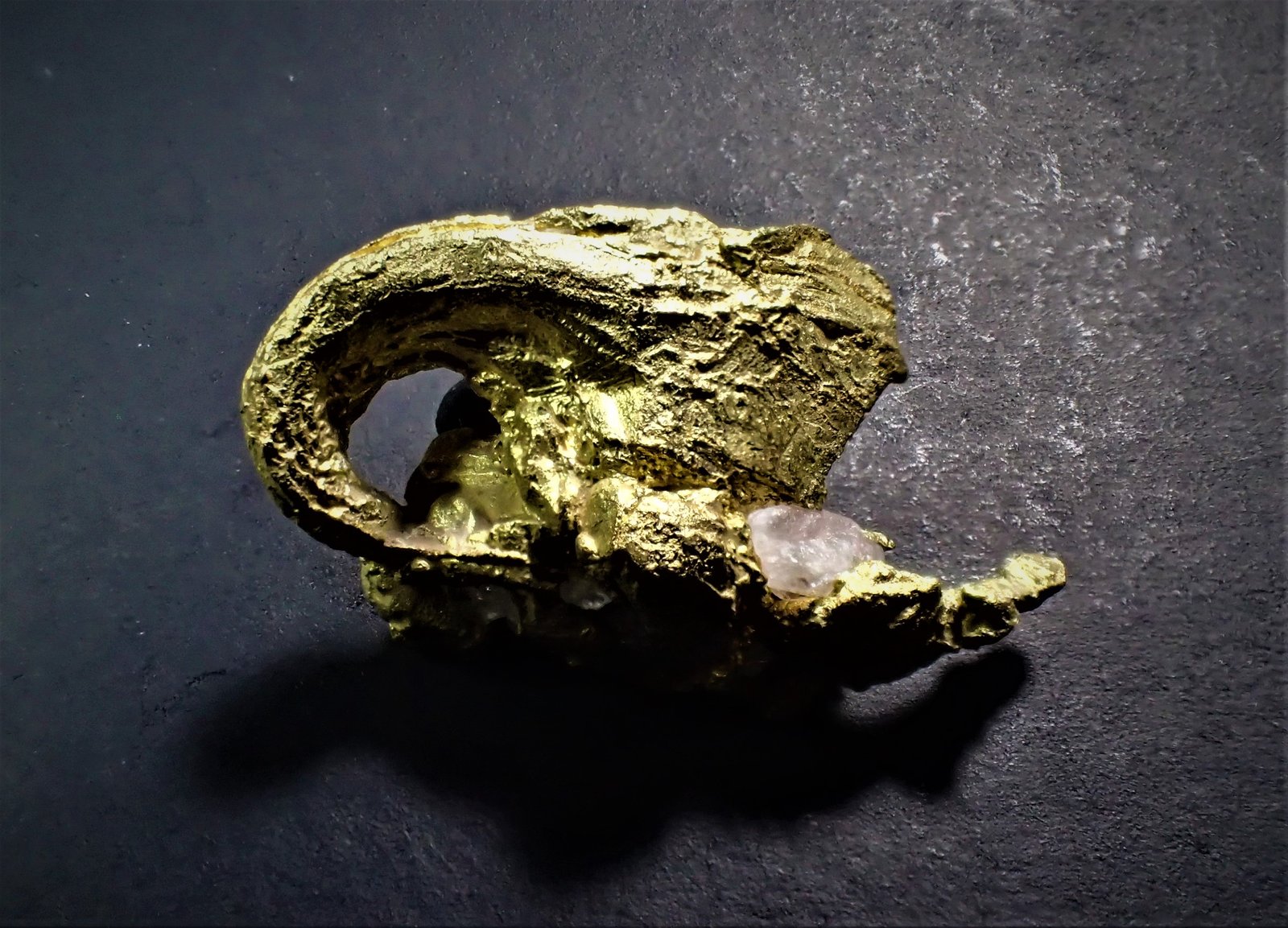 Gold
20 mm x 15 mm x 8 mm
(Autor: Don Lum)