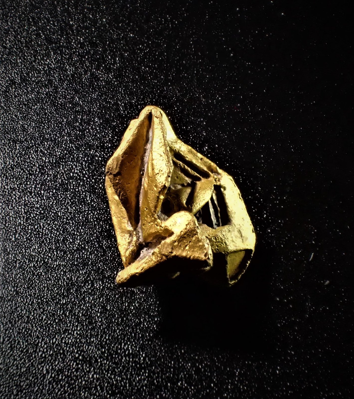 Gold, Palladium
14.5 mm x 11.4 mm x 9.7 mm
(Autor: Don Lum)