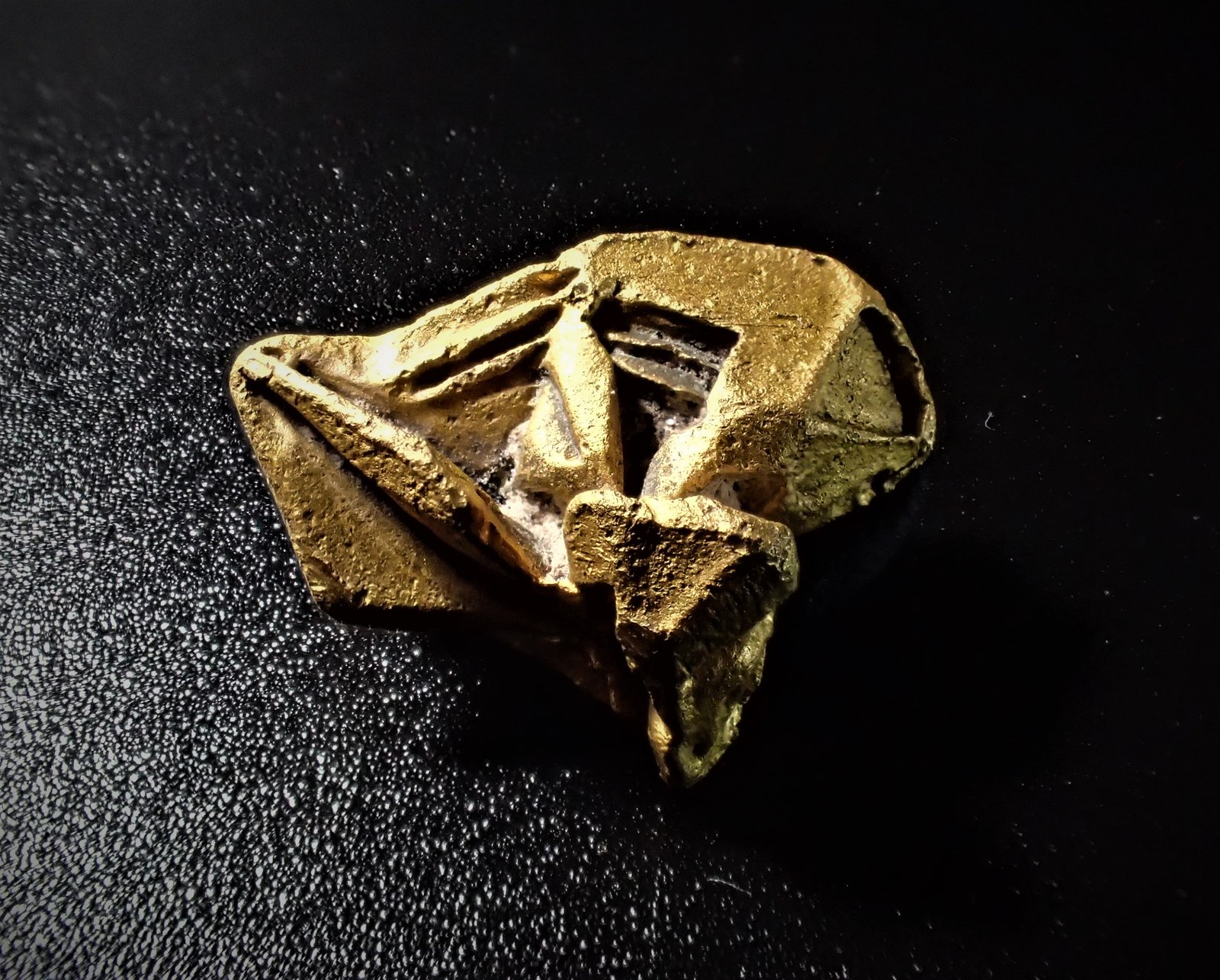 Gold, Palladium
14.5 mm x 11.4 mm x 9.7 mm
(Autor: Don Lum)