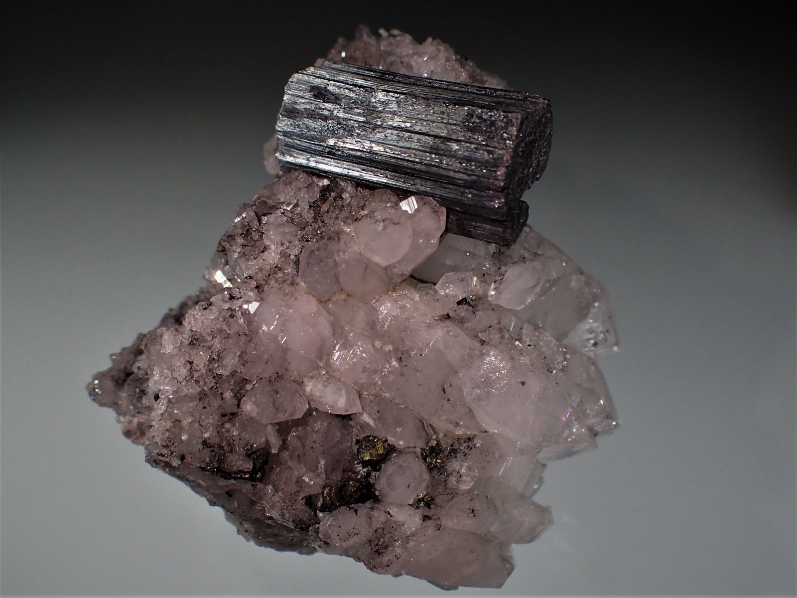 Bournonite, Quartz
50 mm x 48 mm x 46 mm
(Autor: Don Lum)
