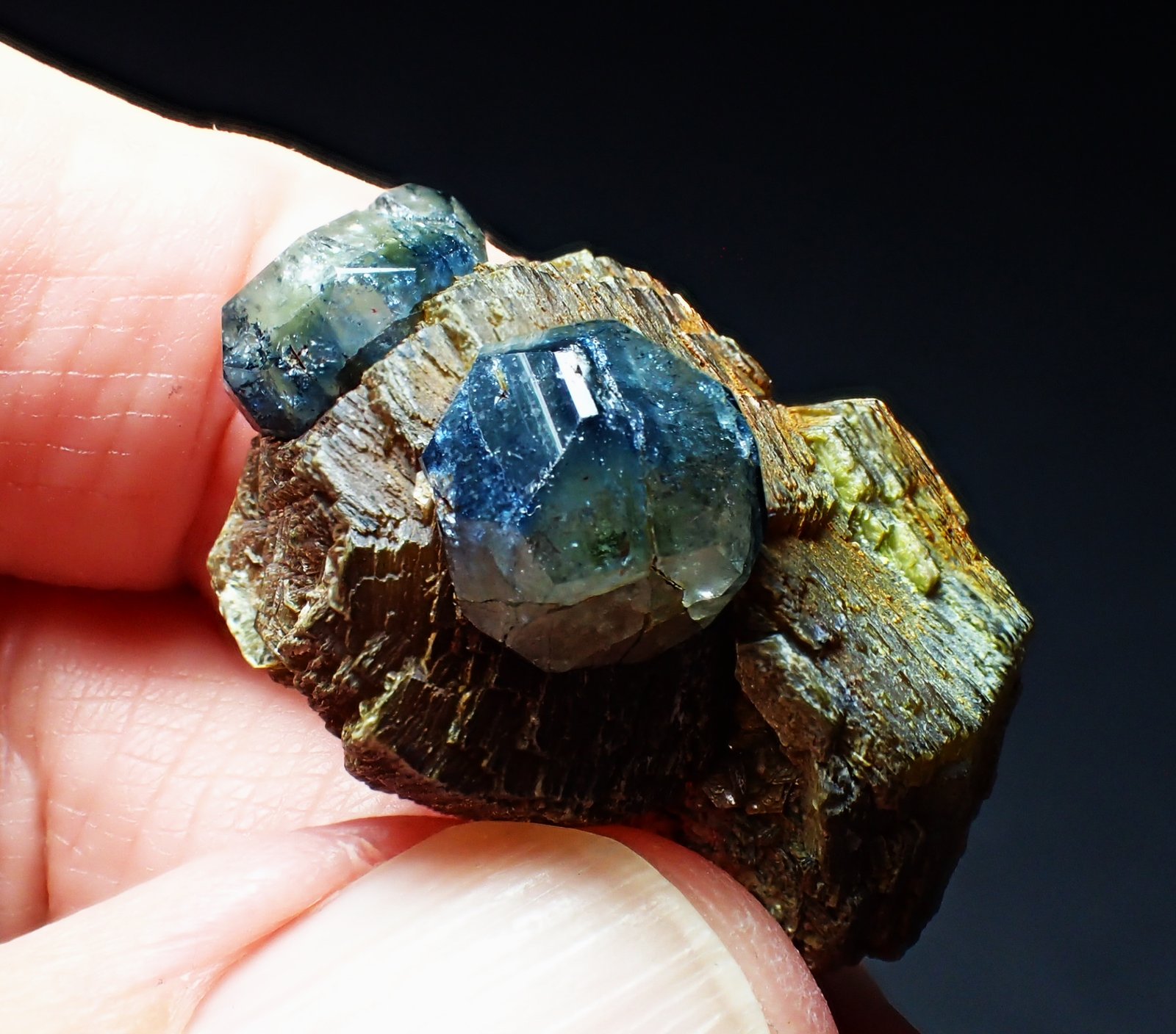 Apatite, Muscovite
20 mm x 17 mm x 15 mm
(Autor: Don Lum)