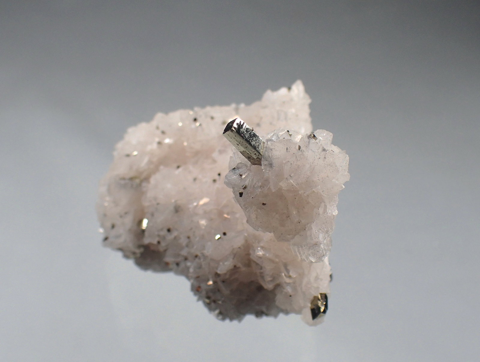Pyrite, Calcite, Dolomite
35mm x 35mm x 47mm
(Autor: Don Lum)