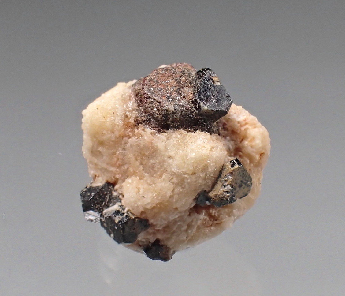 Kimzeyite, Perovskite, Albite
11mm x 11mm x 7mm
(Autor: Don Lum)