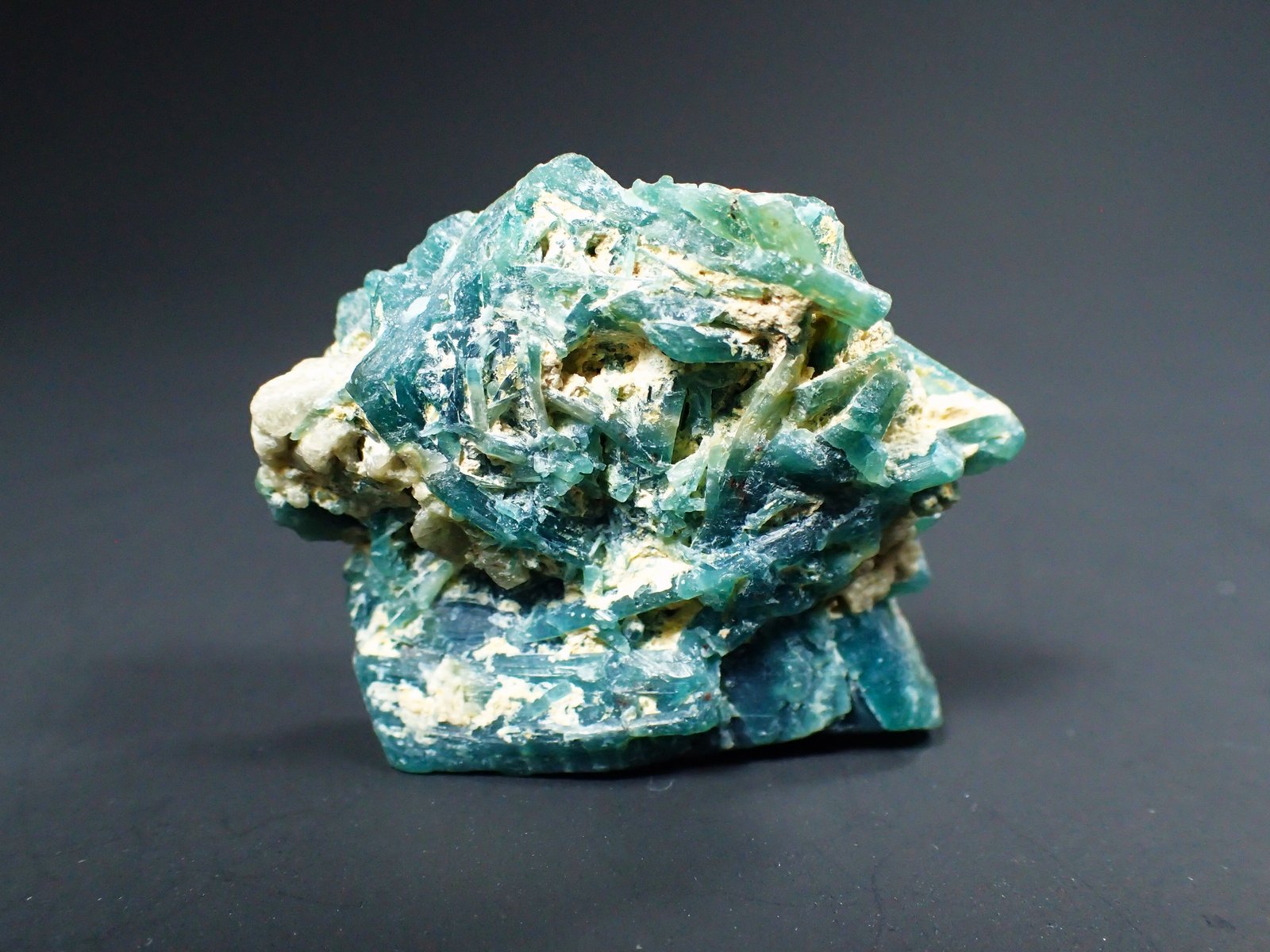 Grandidierite
40 mm x 32 mm x 15 mm
(Autor: Don Lum)