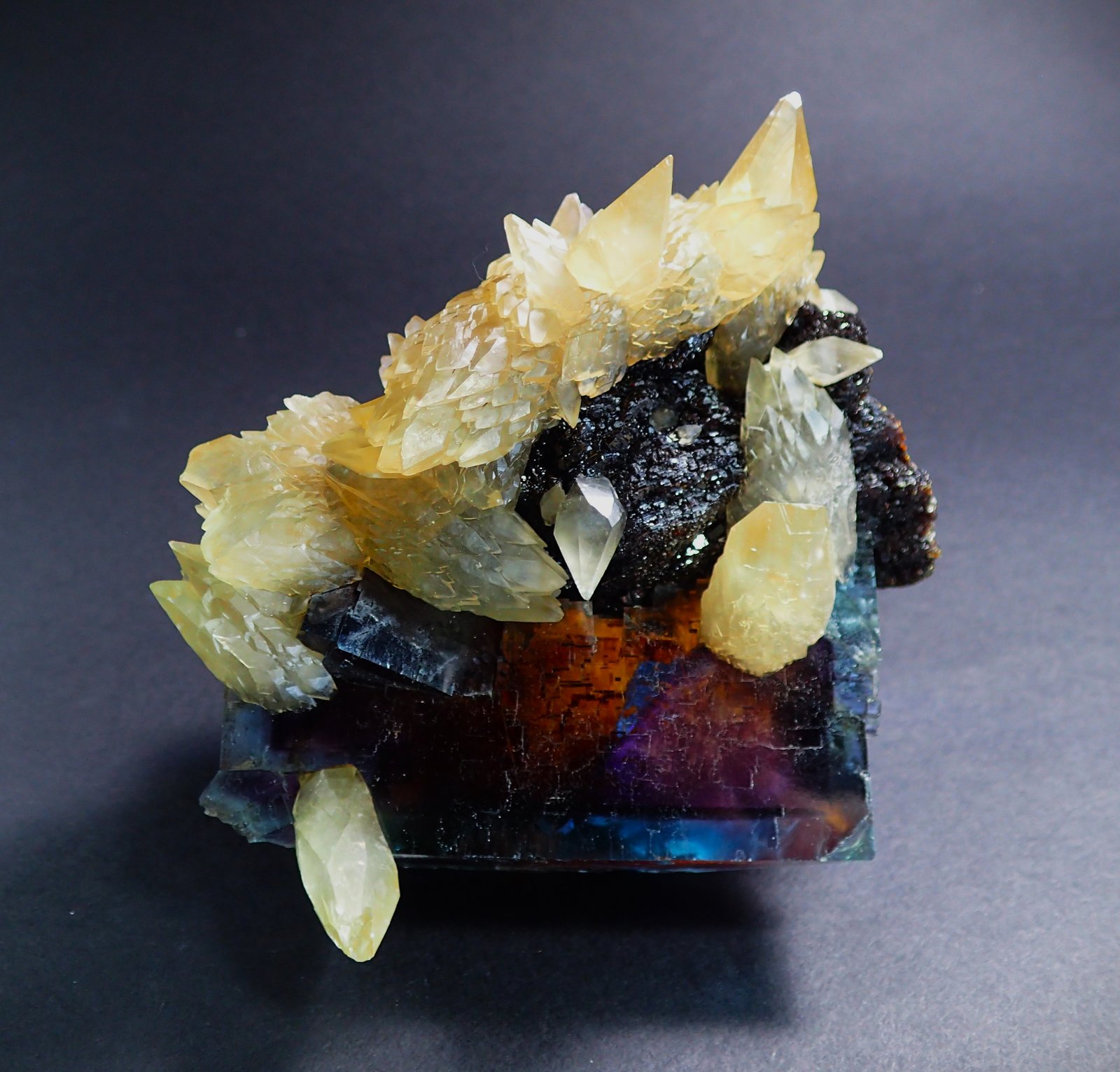 Fluorite, Calcite, Sphalerite
125 mm x 115 mm
(Autor: Don Lum)