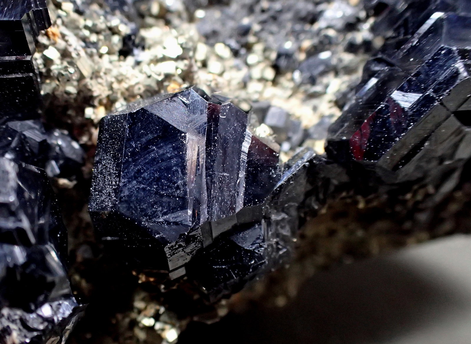 Sphalerite, Pyrite
80mm x 55mm x 50mm
(Autor: Don Lum)