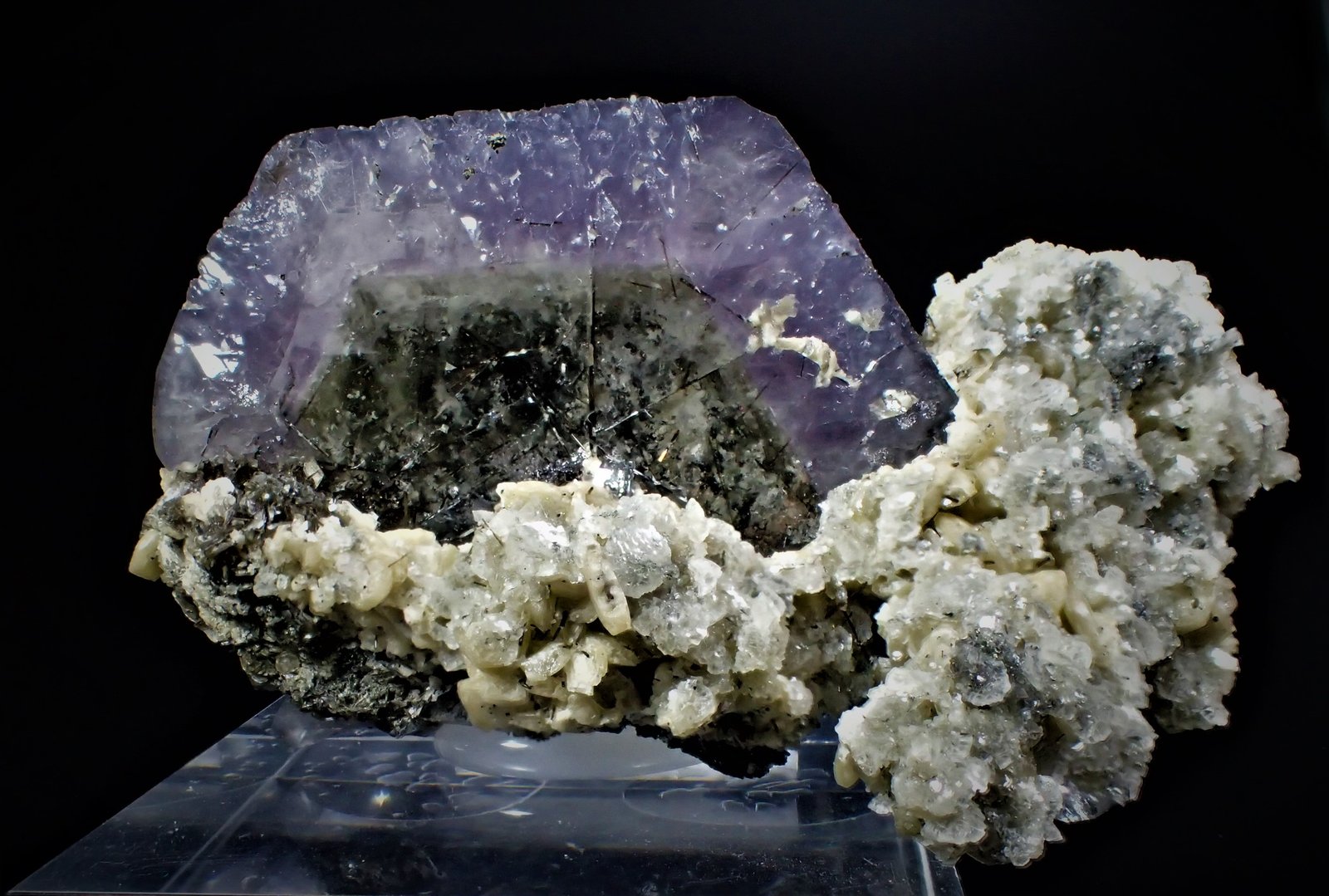 Apatite, Siderite
61 mm x  32 mm x 38 mm
(Autor: Don Lum)