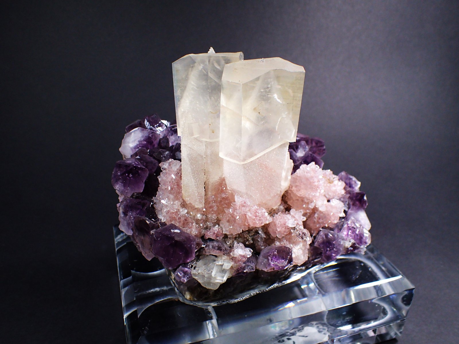 Calcite,  Quartz (variety amethyst)
162 mm x 125 mm x 120 mm
(Autor: Don Lum)