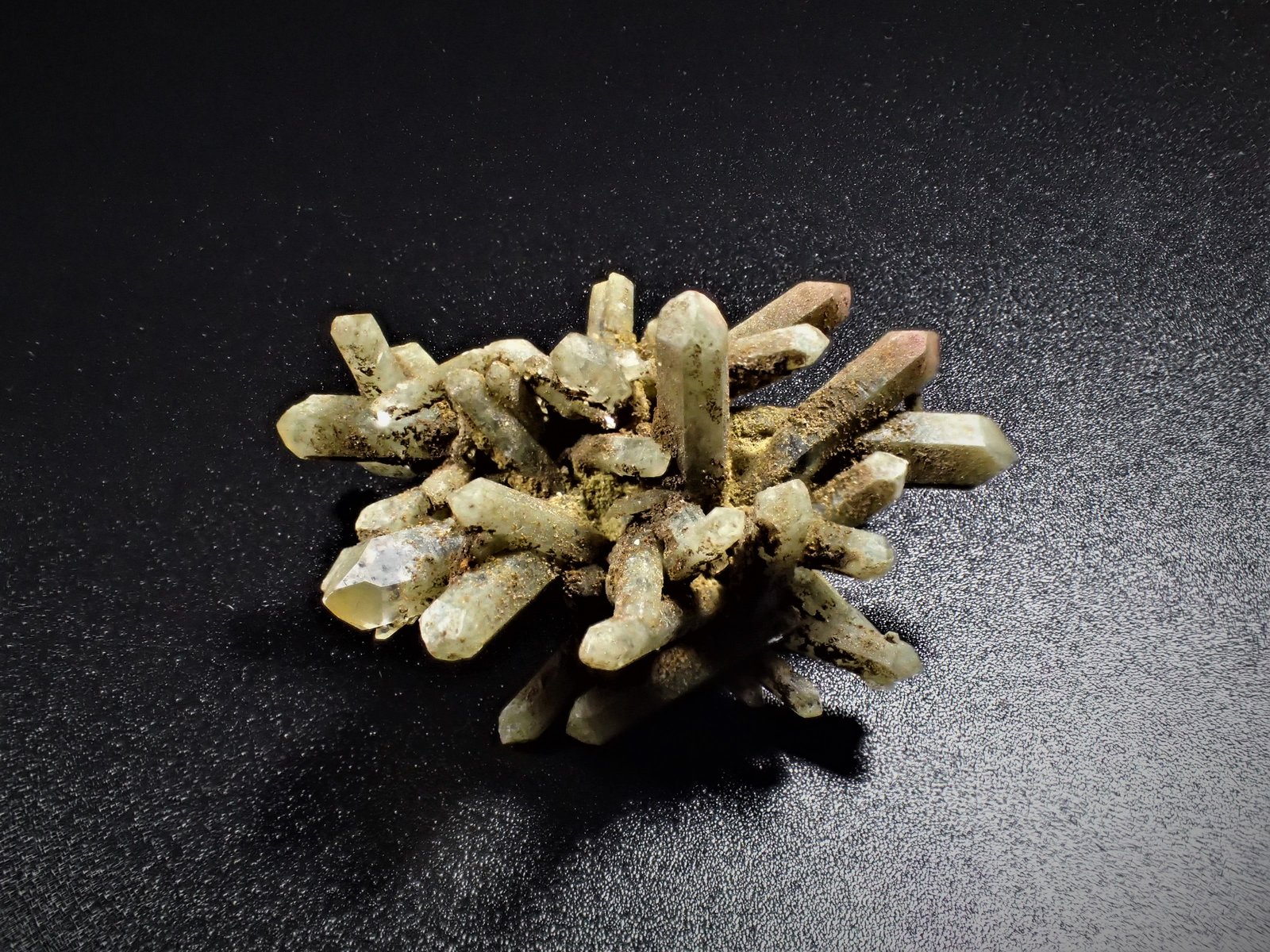 Quartz, Chlorite
38 mm x 26 mm x 24 mm
(Autor: Don Lum)