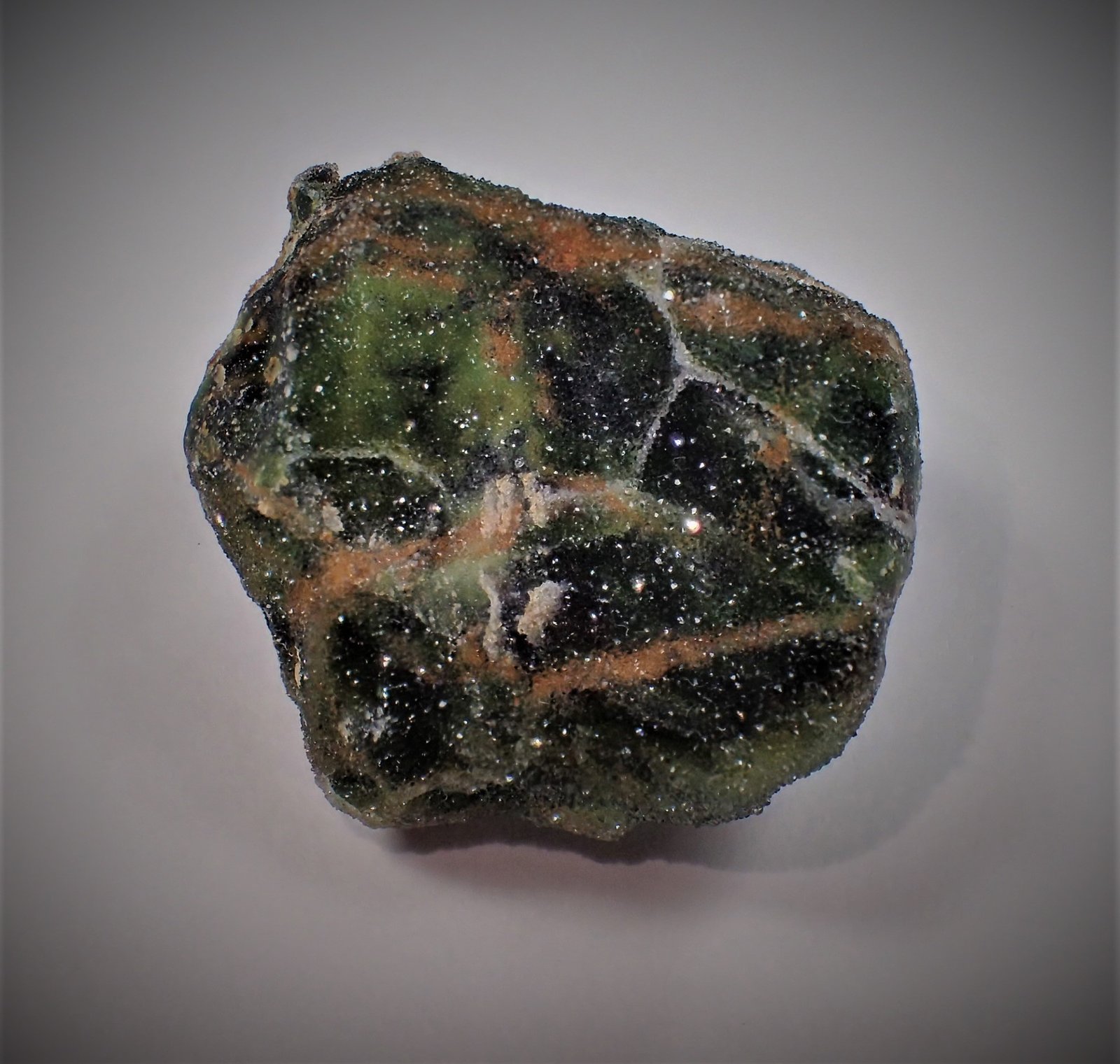 Quartz (variety Cr-rich chalcedony)
34 mm x 31 mm  x 27 mm
(Autor: Don Lum)