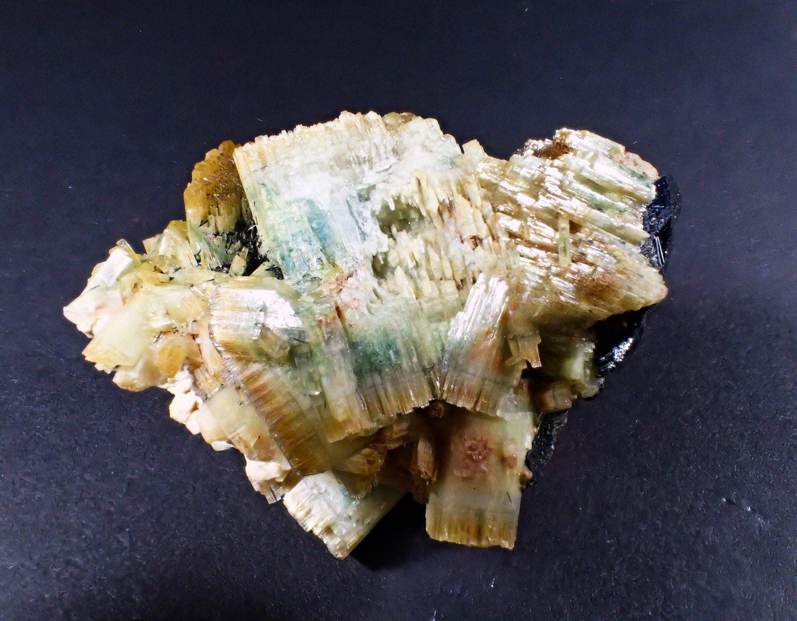 Beryl (variety aquamarine, variety heliodor), Feldspar, Schorl
52 mm x 47 mm x 30 mm
(Autor: Don Lum)