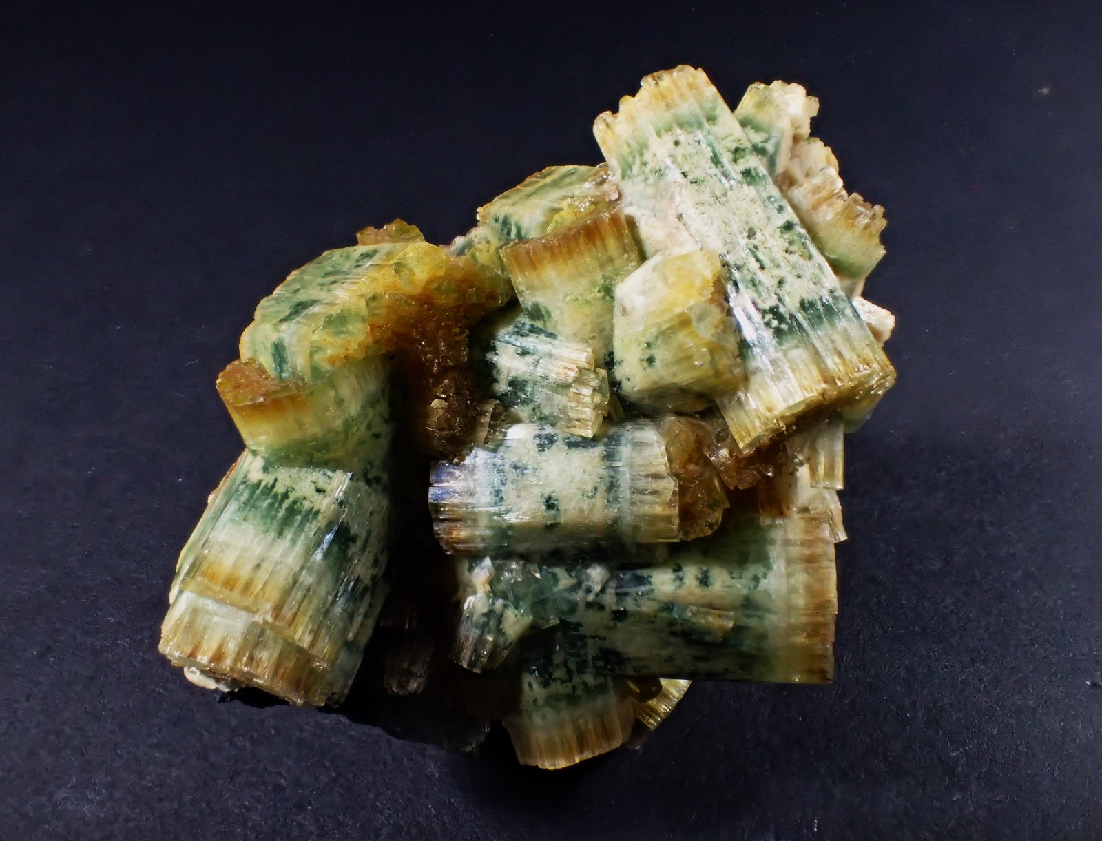 Beryl (variety aquamarine, variety heliodor), Feldspar, Schorl
52 mm x 47 mm x 30 mm
(Autor: Don Lum)