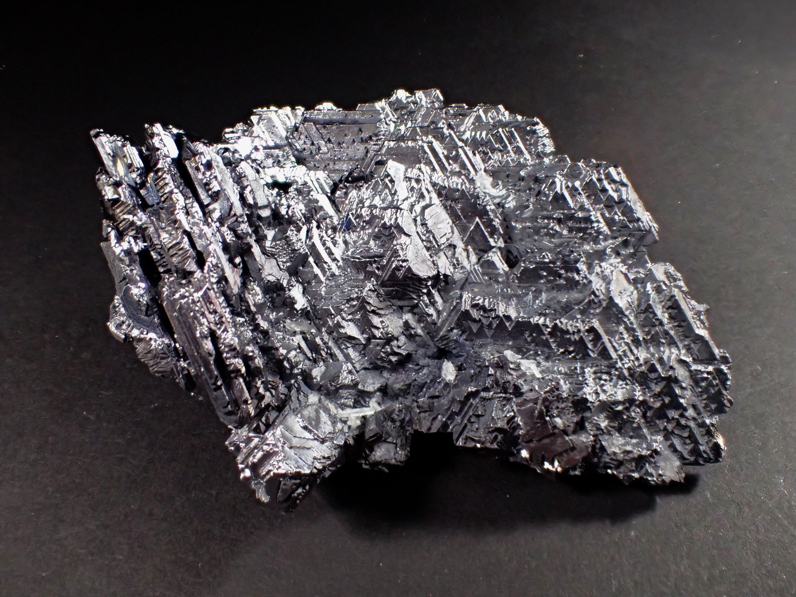 Galena (variety spinel twin), Quartz
105 mm x 62 mm x 46 mm
(Autor: Don Lum)
