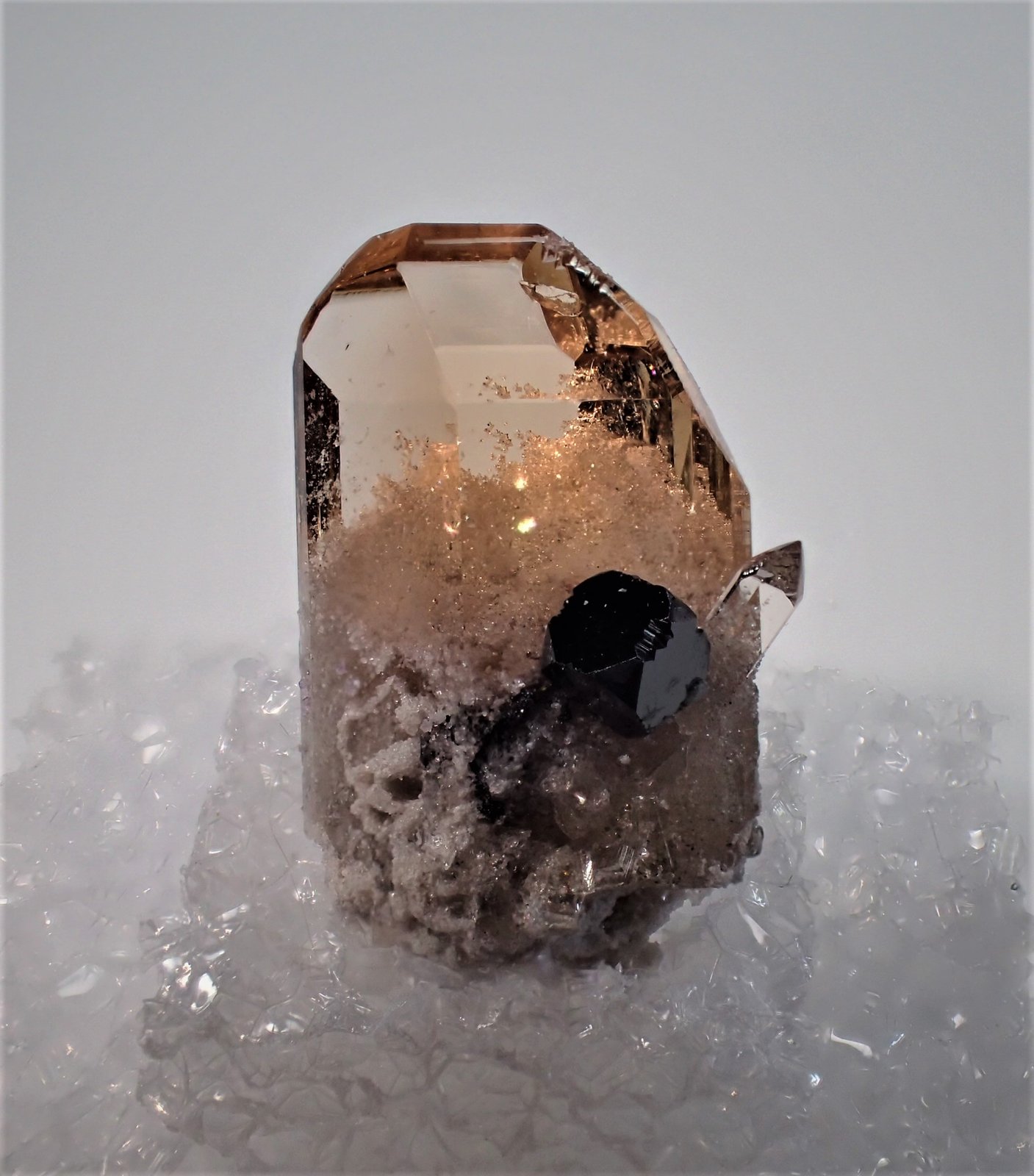 Topaz, Bixbyite, Quartz, Rhyolite
17 mm x 12 mm x 11 mm
(Autor: Don Lum)