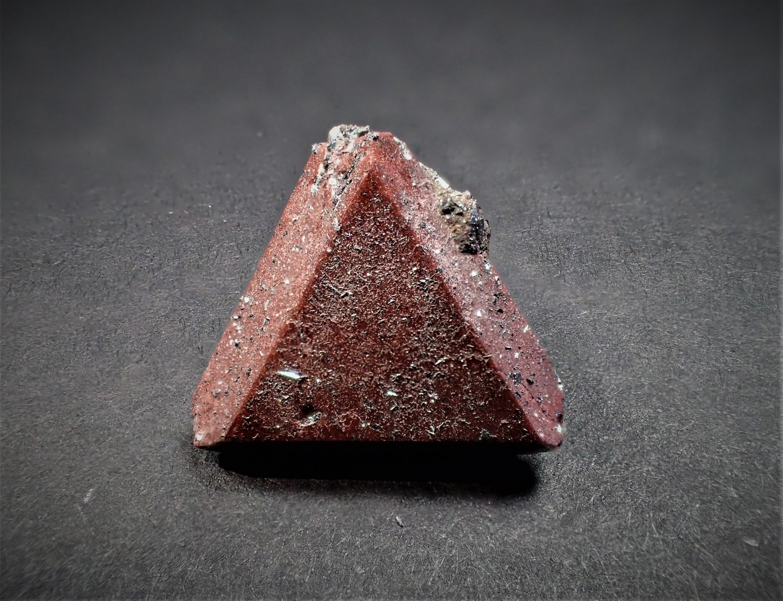 Zunyite, Hematite
17 mm x 12 mm x 11 mm
(Autor: Don Lum)