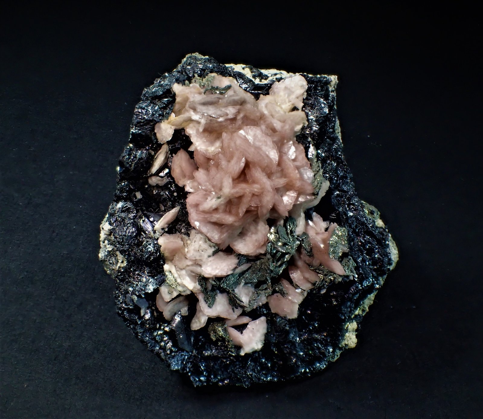 Rhodochrosite, Sphalerite, Pyrite
60 mm x 45 mm x 30 mm
(Autor: Don Lum)