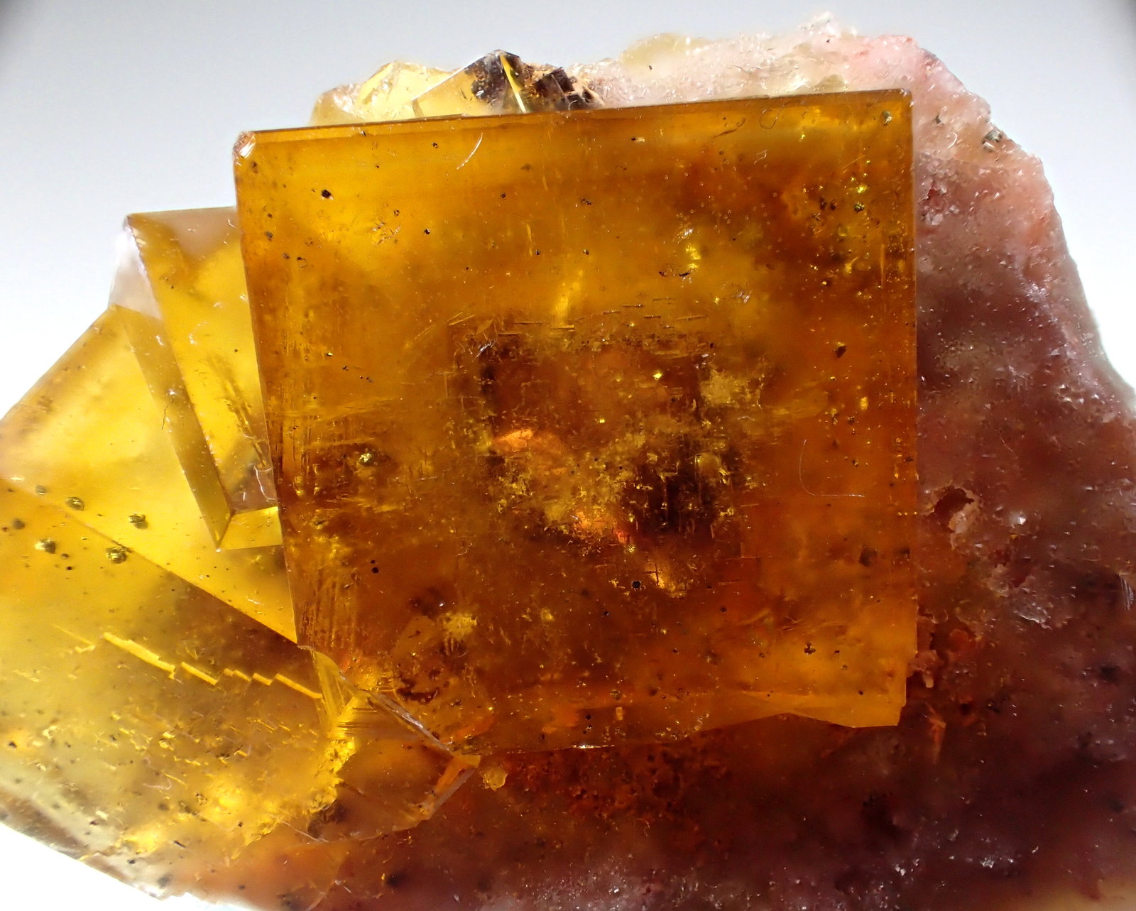 Fluorite, Chalcopyrite
40mm x 35mm x 40mm
(Autor: Don Lum)